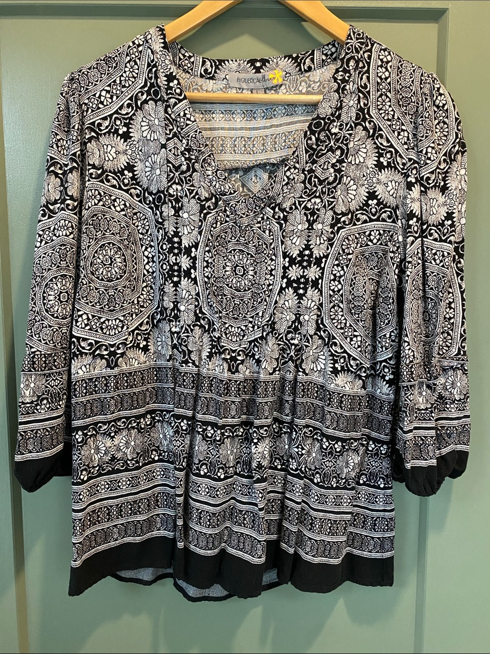 Figueroa & Flower Black & White Floral Pintuck Blouse